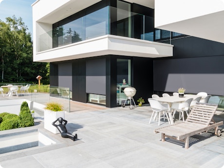 Avec les avant-toits le soleil d'été haut ne pénètre pas par les fenêtres, alors que le soleil d'hiver bas le fait.