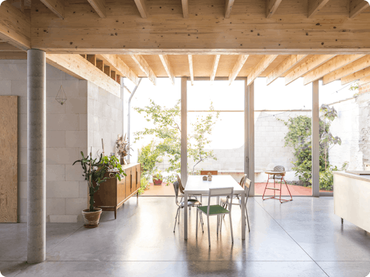 Coup d’œil : un ancien atelier de sérigraphie sombre se transforme en loft ensoleillé avec patios