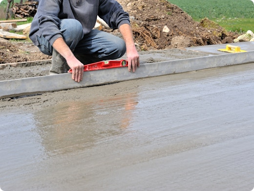 Couler une dalle de béton pour un abri de jardin en 4 étapes
