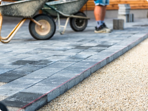 Pavés pour votre terrasse : découvrez les options, les atouts et les inconvénients, ainsi que des conseils d'entretien