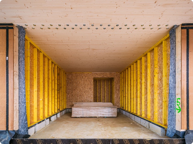 Construire une maison en CLT (Cross Laminated Timber) : avantages et défis