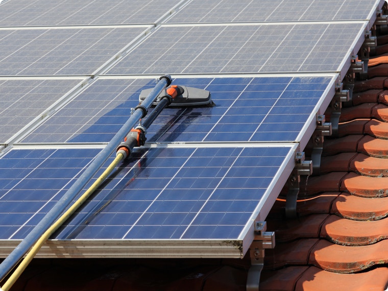 Zonnepanelen in de zomer: wel of niet extra reinigen?
