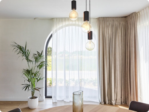 Zonwerende gordijnen: met deze soorten hou je de zon uit je woning