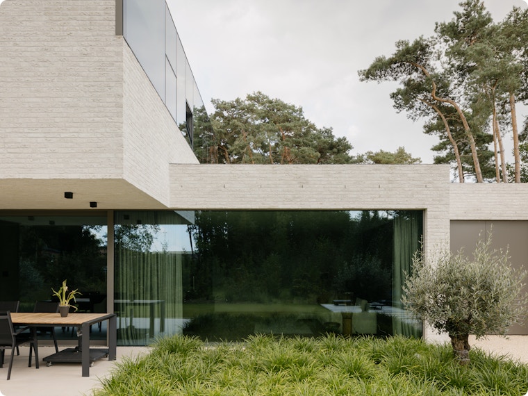 Storende geluiden of een opdringerige zon weren met akoestische of zonwerende beglazing