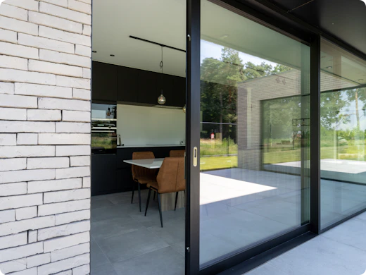 Une fenêtre coulissante pour plus de confort ? Voici comment faire le bon choix pour votre habitation