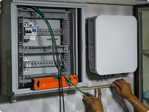 Omvormer zonnepanelen: werking, soorten, installatie en prijs