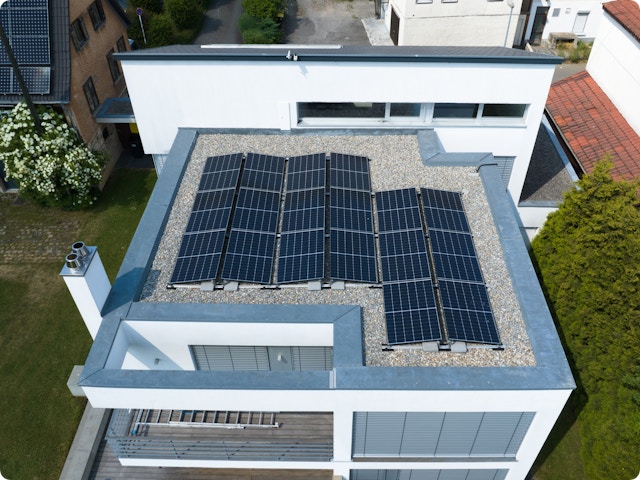Zonnepanelen op een plat dak: van plaatsing en hellingsgraad tot prijs