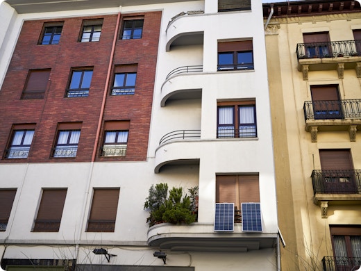 Zonnepanelen en thuisbatterijen met stopcontact binnenkort toegelaten in Belgiƫ