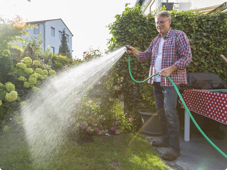 Van hagen en bloemen tot het gazon: 4 tips om je tuin optimaal water te geven