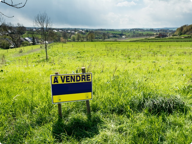 Acheter un terrain à bâtir : comment trouver le bon terrain et éviter les mauvaises surprises