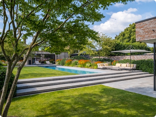 Tuin met niveauverschillen krijgt wolk van groen