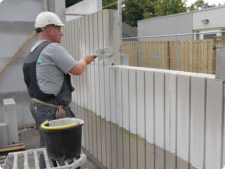 Ingebouwde wandverwarming met bouwblokken met sleuven