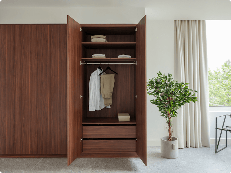 Inloopkast maken: zelf aan de slag met een bouwpakket