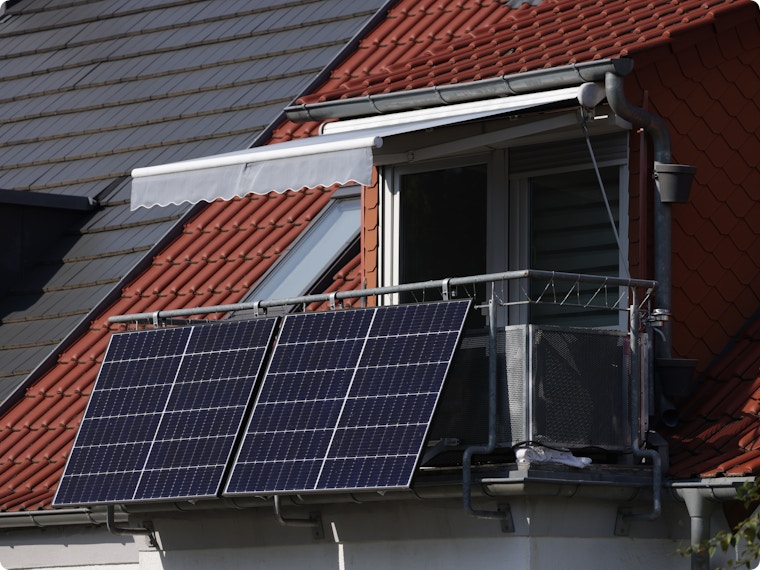 Les panneaux solaires plug and play très prisés, mais souvent non déclarés