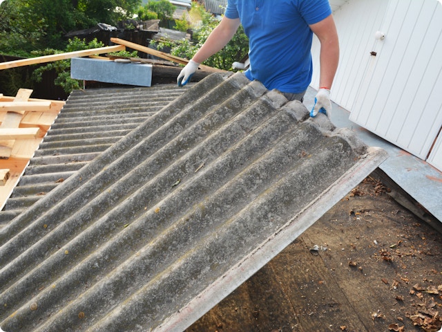 Amiante dans votre toit ? Voici comment l’identifier, le remplacer et l’éliminer en toute sécurité