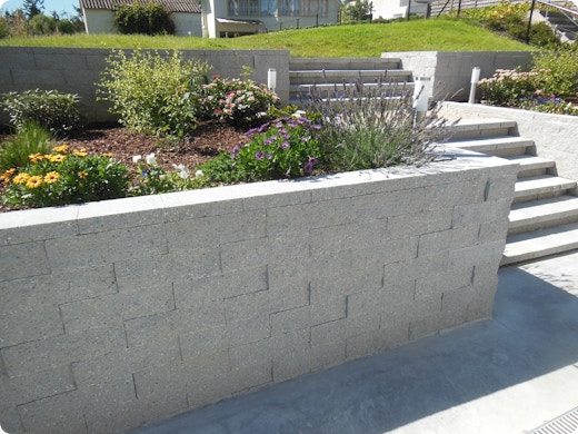 In de kijker: met deze blokken plaats je zelf keerwanden in je tuin