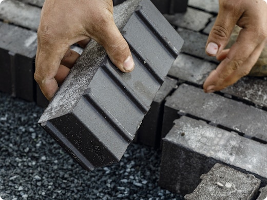 Een waterdoorlatende oprit aanleggen: materialen en tips