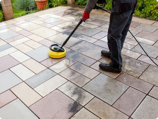 Nettoyer votre terrasse sans dégâts : conseils selon le matériau