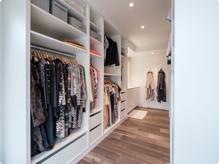 Een dressing inrichten: soorten, afmetingen en handige tips voor je inloopkast