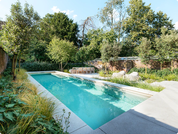 D’un jardin de brasserie à un jardin urbain moderne avec piscine : optimisez chaque m²