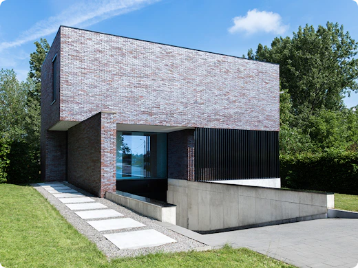 Sarah construit sa propre maison : un plan simple, un caractère fort