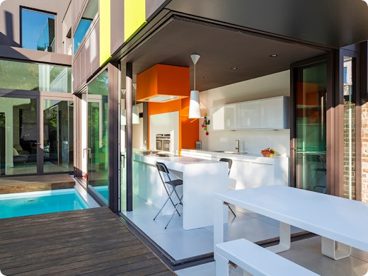 Binnenkijken: Zwevend bureau boven huizenblok