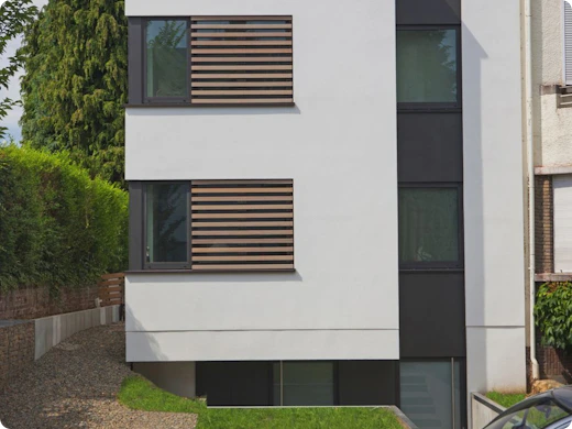 En images : Un jeu de découpes volumétriques sur un terrain étroit