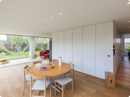 In beeld: Deze compacte passiefwoning baadt in het zonlicht dankzij grote raampartijen