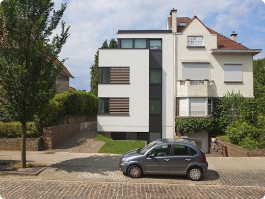 Een strakke, eigentijdse woning op een smalle lap grond