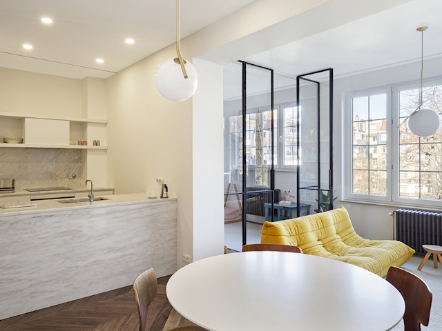 Binnenkijken: Een minimalistisch appartement met natuurlijke materialen