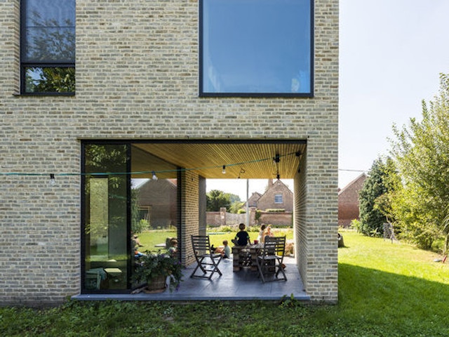 In beeld: L-vormig huis legt nadruk op de tuin
