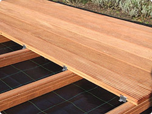 Bois de terrasse : choix de l’essence, entretien et erreurs classiques