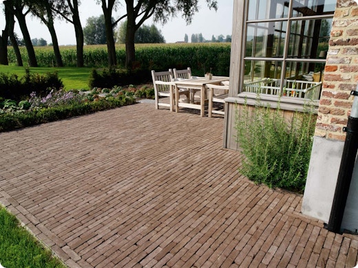Zo leg je een nieuw terras, oprit of tuinpad aan met klinkers